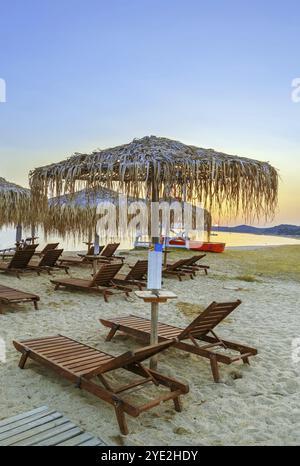 Parasol de chaume sur la plage de Toroni dans la péninsule de Sithonia, Chalcidique, Grèce, Europe Banque D'Images