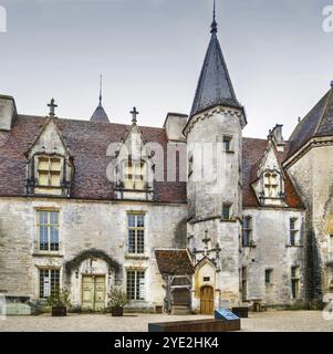 Le Château de Chateauneuf est une forteresse du XVe siècle située dans la commune de Châteauneuf, en France. Cour Banque D'Images