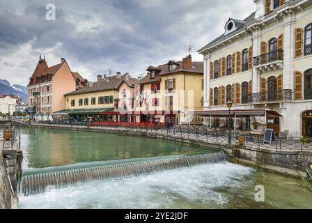 Maisons historiques le long de la rivière Thiou dans la vieille ville d'Annecy, France, Europe Banque D'Images