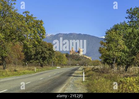Gremi est un monument architectural du XVIe siècle, la citadelle royale et l'église des Archanges à Kakheti, en Géorgie. Vue depuis l'autoroute Banque D'Images