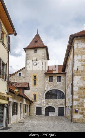 Le Palais de l'Ile est une ancienne maison fortifiée datant du XIIe siècle à Annecy, en France. Vue depuis la cour Banque D'Images