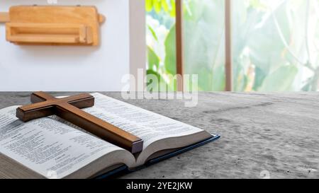 Croix de religion et livre ouvert de la Sainte Bible. Symbole de foi et de culte en Dieu. Service religieux chrétien, vacances ou concept Banque D'Images