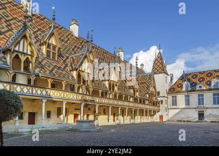 Hospices de Beaune ou Hôtel-Dieu de Beaune est un ancien almshouse caritatif situé à Beaune, en France. Cour, façade intérieure avec toit polychrome Banque D'Images