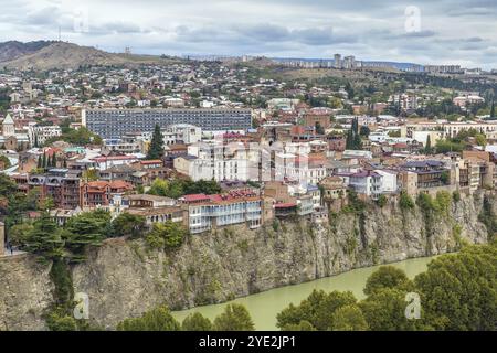 Maisons avec balcons sur une falaise au-dessus de la rivière Kura, Tbilissi, Géorgie, Asie Banque D'Images