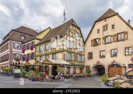 Rue avec maisons historiques à Ribeauville, Alsace, France, Europe Banque D'Images