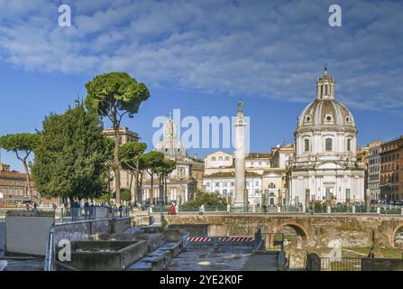 Église du très Saint nom de Marie et colonne de Trajan au Forum de Trajan, Rome, Italie, Europe Banque D'Images