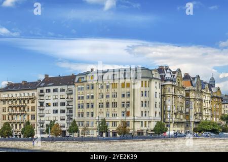 Maisons sur le talus du Danube dans le centre-ville de Budapest, Hongrie, Europe Banque D'Images