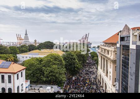 COLOMBO, Sri LANKA : 9 juillet 2022 : des milliers de manifestants alignent Janadhipathi Mawatha, vue de dessus depuis la Tour de l'horloge du fort pendant la manifestation politique Banque D'Images