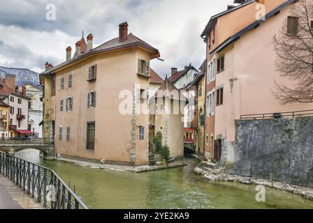 Maisons historiques le long de la rivière Thiou dans la vieille ville d'Annecy, France, Europe Banque D'Images