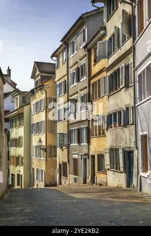 Rue avec des maisons historiques dans le centre-ville de Zurich, Suisse, Europe Banque D'Images