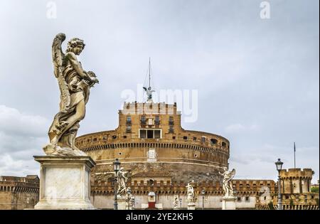 Le mausolée d'Hadrien, généralement connu sous le nom de Castel Sant'Angelo (Château du Saint Ange), est un imposant bâtiment cylindrique situé dans le Parco Adriano, Rome, Italie Banque D'Images