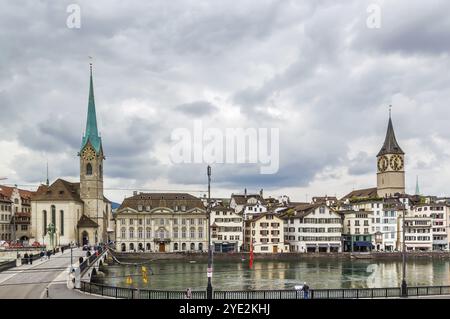 Vue sur la rivière Limmat avec Fraumunster et St. Église Pierre à Zurich, Suisse, Europe Banque D'Images