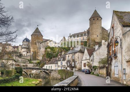 Vue de Semur-en-Auxois depuis la rivière Armancon, France, Europe Banque D'Images