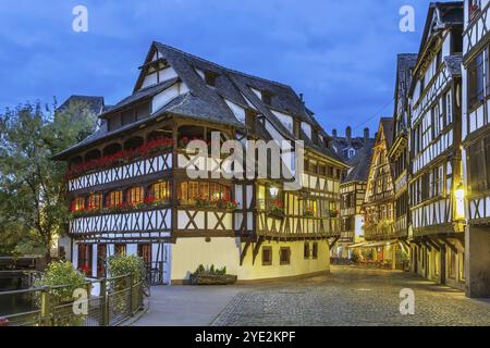 Rue avec maisons historiques à colombages dans le quartier de la petite France avec Maison des Tanneurs, Strasbourg, France. Soirée Banque D'Images