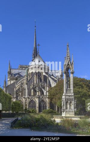 Notre-Dame de Paris est une cathédrale catholique médiévale située à Paris, en France. Vue depuis l'abside Banque D'Images