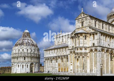 Le baptistère et la cathédrale de Pise se dressent sur la Piazza dei Miracoli à Pise, Italie, Europe Banque D'Images