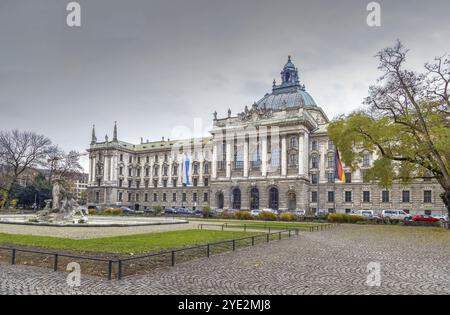 Bâtiment du ministère bavarois de la Justice à Munich (Justizpalast), Allemagne. Vue depuis le jardin Banque D'Images