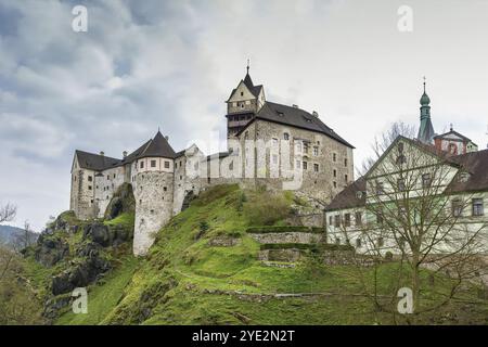 Le château de Loket est un château de style gothique du XIIe siècle situé à environ 12 kilomètres de Karlovy Vary sur un rocher massif dans la ville de Loket, République tchèque, Europ Banque D'Images