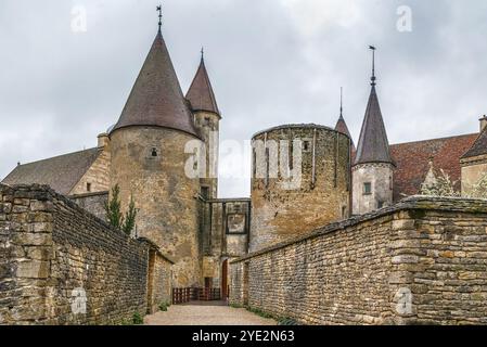 Le Château de Châteauneuf est une forteresse du XVe siècle située sur la commune de Châteauneuf, à 43 km de Dijon, en France, en Europe Banque D'Images