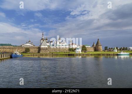 Le monastère de Solovetsky est un monastère fortifié situé sur les îles de Solovetsky, dans la mer Blanche, en Russie. Vue de la mer Blanche Banque D'Images