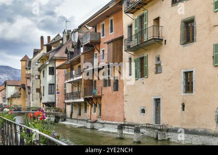 Maisons historiques le long de la rivière Thiou dans la vieille ville d'Annecy, France, Europe Banque D'Images