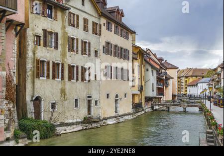 Maisons historiques le long de la rivière Thiou dans la vieille ville d'Annecy, France, Europe Banque D'Images