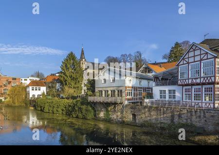 Vue du centre historique de Kettwig depuis la rivière Ruhr, Allemagne, Europe Banque D'Images