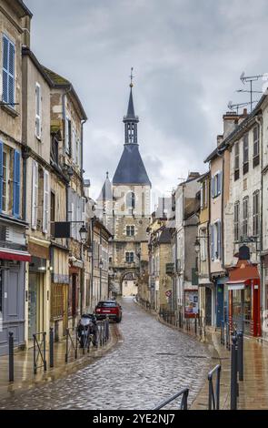 Rue avec tour de l'horloge historique à Avallon, France, Europe Banque D'Images