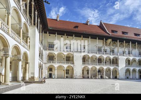 Les arcades étagées de Sigismond I le Vieux dans la cour de la Renaissance italienne dans le château de Wawel, Cracovie, Pologne, Europe Banque D'Images