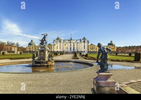 Le palais Drottningholm est la résidence privée de la famille royale suédoise à Stockholm, en Suède, en Europe Banque D'Images