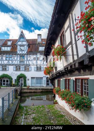 Altes Fachwerkhaus, Schiefes Haus, im Fischerviertel in Ulm, Baden-Württemberg, Deutschland Altes Fachwerkhaus, Schiefes Haus, im Fischerviertel in ul Banque D'Images