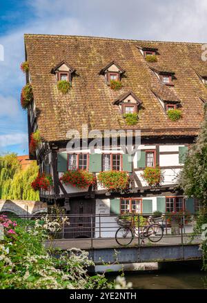Altes Fachwerkhaus, Schiefes Haus, im Fischerviertel in Ulm, Baden-Württemberg, Deutschland Altes Fachwerkhaus, Schiefes Haus, im Fischerviertel in ul Banque D'Images