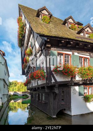 Altes Fachwerkhaus, Schiefes Haus, im Fischerviertel in Ulm, Baden-Württemberg, Deutschland Altes Fachwerkhaus, Schiefes Haus, im Fischerviertel in ul Banque D'Images