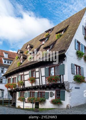 Altes Fachwerkhaus, Schiefes Haus, im Fischerviertel in Ulm, Baden-Württemberg, Deutschland Altes Fachwerkhaus, Schiefes Haus, im Fischerviertel in ul Banque D'Images