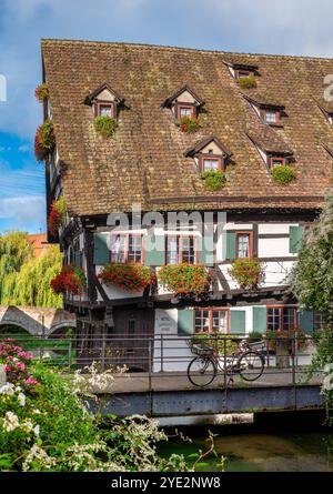 Altes Fachwerkhaus, Schiefes Haus, im Fischerviertel in Ulm, Baden-Württemberg, Deutschland Altes Fachwerkhaus, Schiefes Haus, im Fischerviertel in ul Banque D'Images