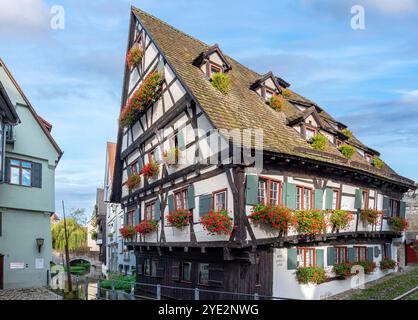 Altes Fachwerkhaus, Schiefes Haus, im Fischerviertel in Ulm, Baden-Württemberg, Deutschland Altes Fachwerkhaus, Schiefes Haus, im Fischerviertel in ul Banque D'Images
