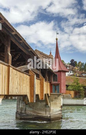 Le pont de Sproof est l'une des deux passerelles en bois couvertes existantes dans la ville de Lucerne, en Suisse, en Europe Banque D'Images