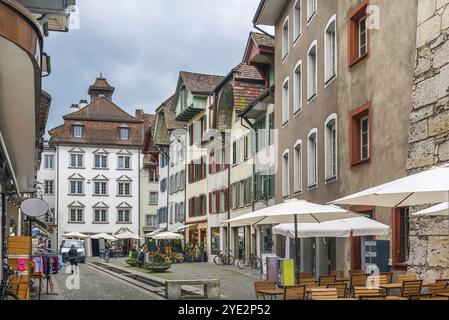 Rue avec des maisons historiques dans la vieille ville d'Aarau, Suisse, Europe Banque D'Images