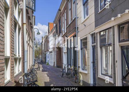 Rue avec des maisons historiques dans le centre-ville de Delft, pays-Bas Banque D'Images