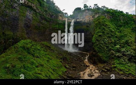 Vue aérienne par drone de la cascade Coban Sriti, cascade Indonesia à Malang, Java oriental, Indonésie Banque D'Images