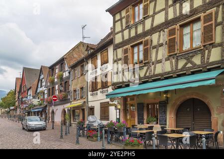 Rue avec maisons historiques à colombages à Kaysersberg, Alsace, France, Europe Banque D'Images
