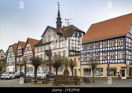 Rue avec maison historique à colombages à Budingen, Hesse, Allemagne, Europe Banque D'Images