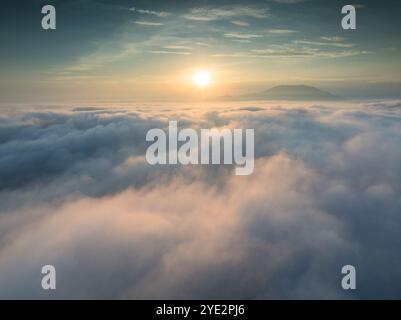 Drone de vue aérienne volant au-dessus de la mer de brouillard au lever du soleil, Vietnam Banque D'Images