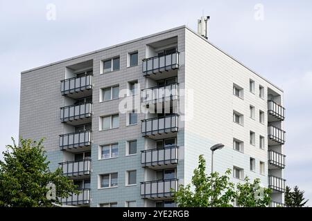 Immeuble de grande hauteur avec balcon Banque D'Images