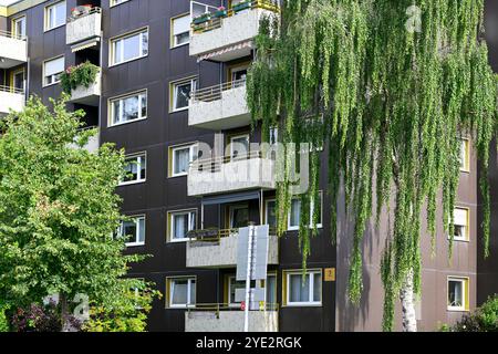 Immeuble de grande hauteur avec balcon Banque D'Images