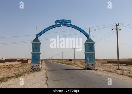 Khvajeh do Kuh, province de Jowzjan, Afghanistan - 30 août 2024 : arche d'entrée de la ville de Khwaja du Koh en Afghanistan. Entrée dans la ville. Banque D'Images