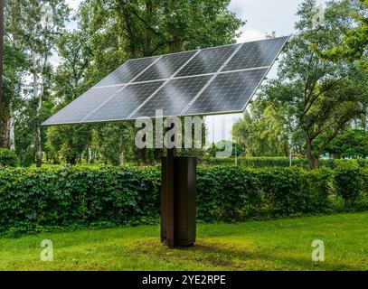 Panneau solaire installé dans un parc. Banque D'Images