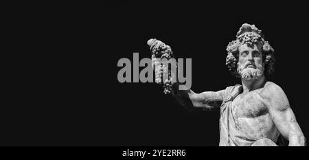 Le paganisme dans les temps anciens. Dieu romain ou grec Bacchus tenant des raisins symbolise l'automne. Statue baroque, érigée au XVIIe siècle sur la Sainte Trinité Banque D'Images