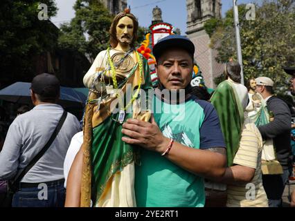 Non exclusif : un dévot du Saint créé Jude Thaddeus, fréquente l'église de San Hipolito pour bénir les images et rendre grâce pour les faveurs accordées Banque D'Images