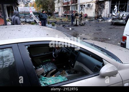 KIEV, UKRAINE - le 29 OCTOBRE 2024 - Une voiture est endommagée par une attaque de drone russe, Kiev, capitale de l'Ukraine. Six personnes ont été blessées et 15 ont été évacuées à la suite d'une attaque d'UAV dans le district de Solomianskyi à Kiev. Banque D'Images